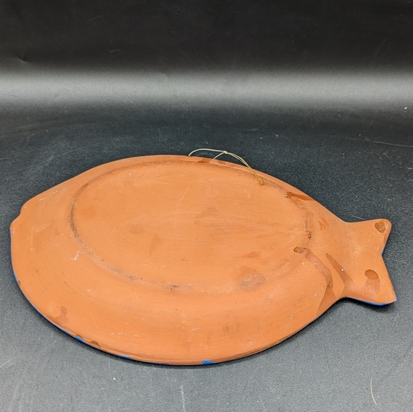 FISH PLATE ~ MEXICAN CLAY POTTERY ~ FOLK ART ~ HAND PAINTED ~ 9”~ with Hole for - Picture 7 of 7